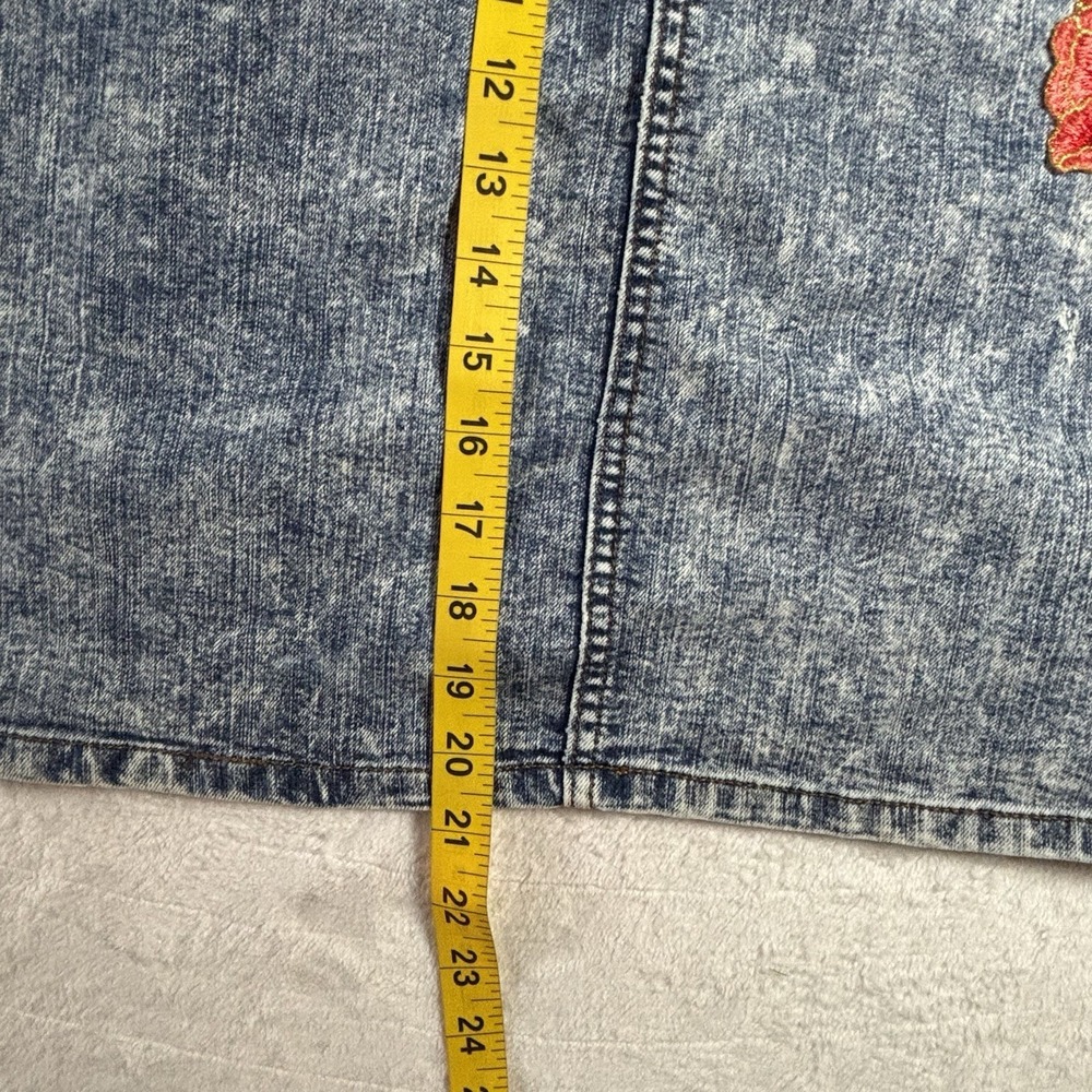 Zenobia Women's Denim skirt Acid Wash Y2K Inspired With Appliqué Rose Size 1X - Picture 5 of 13